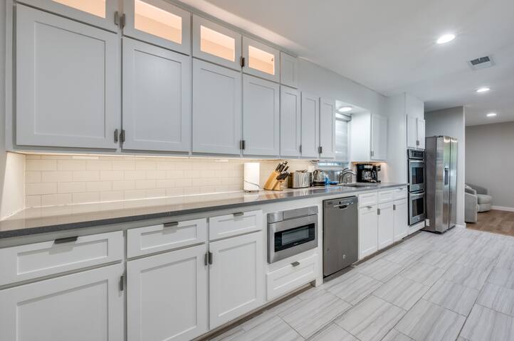 Posh Sparkman Estates Contemporary Ranch gallery image 5