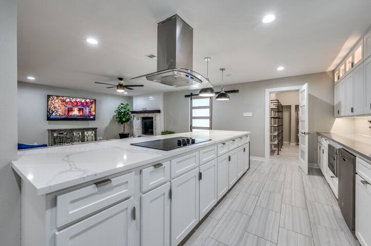 Posh Sparkman Estates Contemporary Ranch gallery image 4