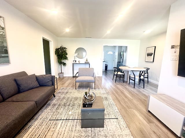 Modern and Cozy 3BR House in the Heart of Encino