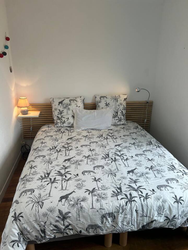 تحتوي هذه الغرفة على سرير بعرض 160 سم بالإضافة إلى مساحة تخزين. يواجه الجنوب وهو مشرق للغاية.