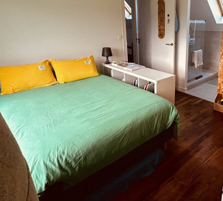 يوجد في هذه الغرفة سرير بعرض 140 سم بالإضافة إلى مساحة تخزين. كما تحتوي على غرفة استحمام مع دش ومغسلة + أدراج. إنه مشرق جدًا لأنه يواجه الجنوب من جانب واحد ويحتوي على فيلوكس في الحمام.