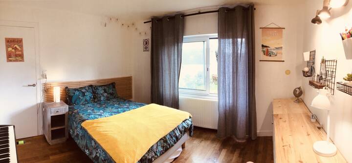 تحتوي غرفة النوم هذه على سرير 140 سم بالإضافة إلى مكتب كبير وتخزين للملابس. إنه مشرق جدًا ويواجه الجنوب.