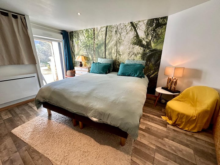 تحتوي غرفة النوم في الطابق السفلي على سرير بعرض 180 سم. تتمتع بإمكانية الوصول المباشر إلى الشرفة والحديقة المواجهة للجنوب. كما تحتوي على حمام ومنطقة مكتب وتخزين للملابس.