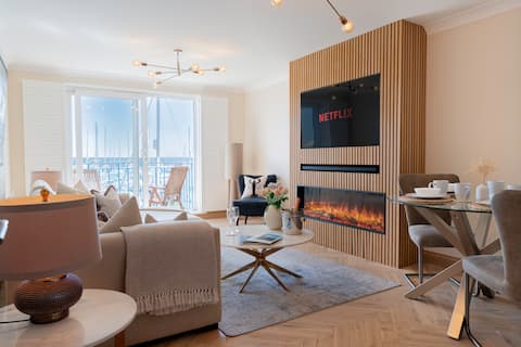 Stunning modern space with harbour views & parking