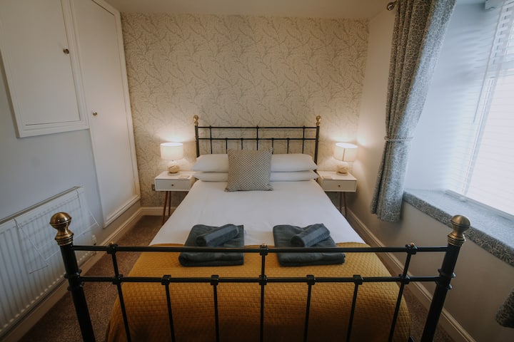 Chumba cha kulala mara mbili na friji ya droo na sehemu ya kuning 'inia.