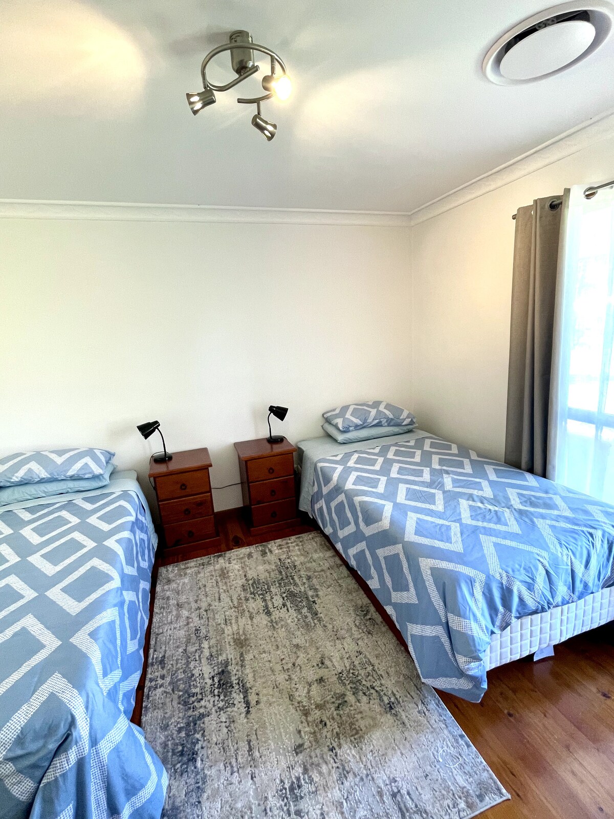 Vitanda 2 vya futi moja