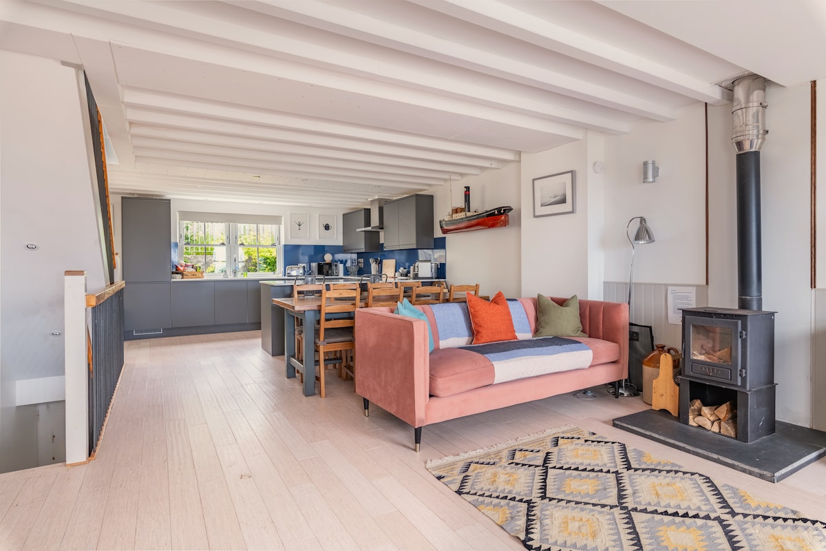 Annonce Airbnb populaire: Stylish Beach House moments from the beach à Lyme Regis