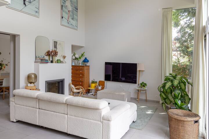 Villa style Bauhaus for families gallery image 3