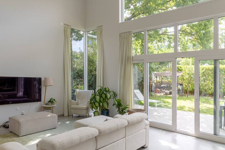 Villa style Bauhaus for families gallery image 2