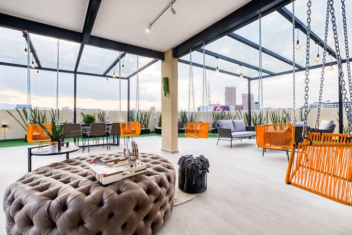 2 Rooftops+Gym & Workspaces | Elite Apt w/Balcony gallery image 2