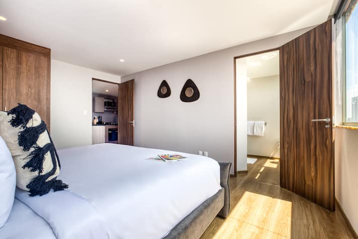 Chumba cha kulala cha Master kilicho na kitanda cha ukubwa wa King.