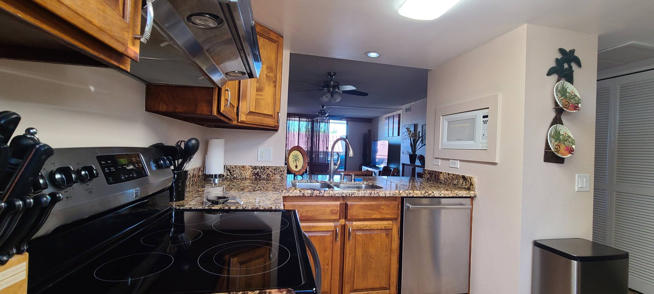 Condo in Kailua-Kona · ★4.94 · 2 bedrooms · 5 beds · 2 private baths - Image 11
