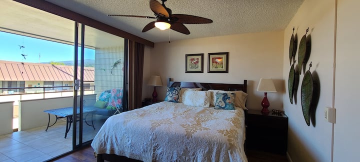 Glavna spavaća soba ima veliki bračni krevet i pristup lanaiju