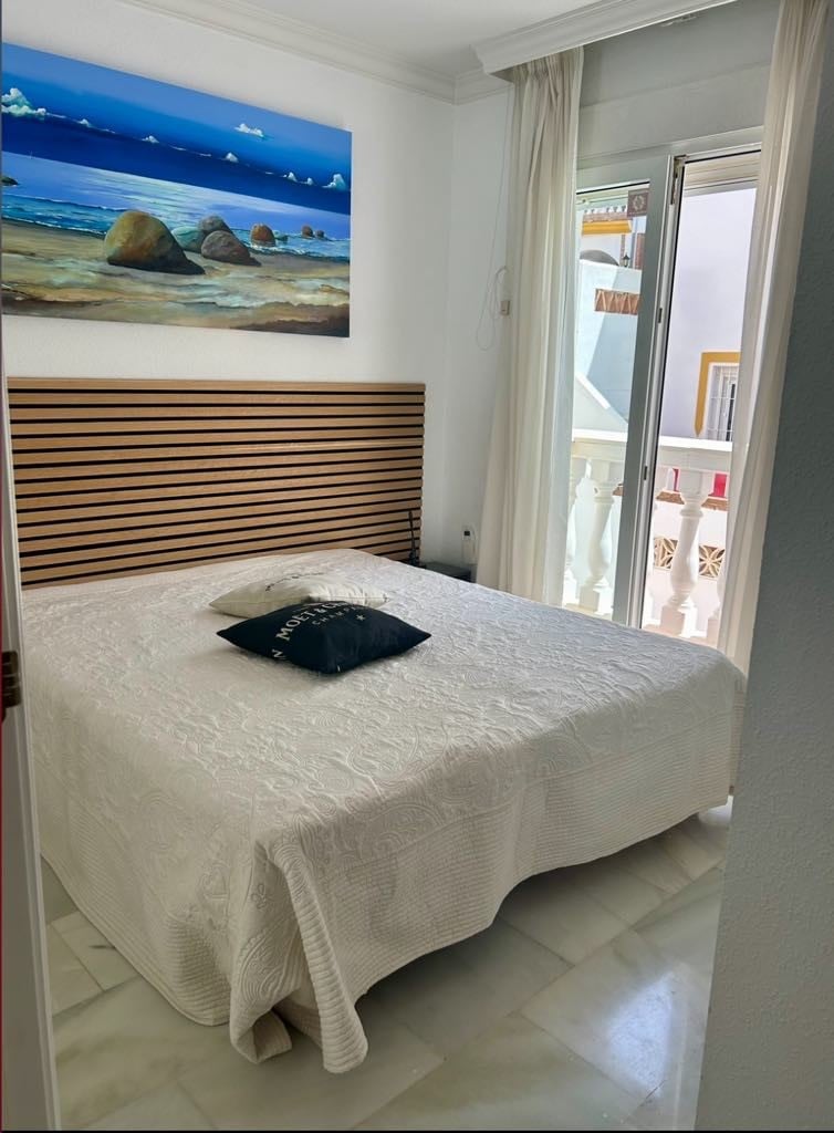 Საძინებელი ნომერი 2. 2 საძინებელში არის ჩაშენებული კარადები.