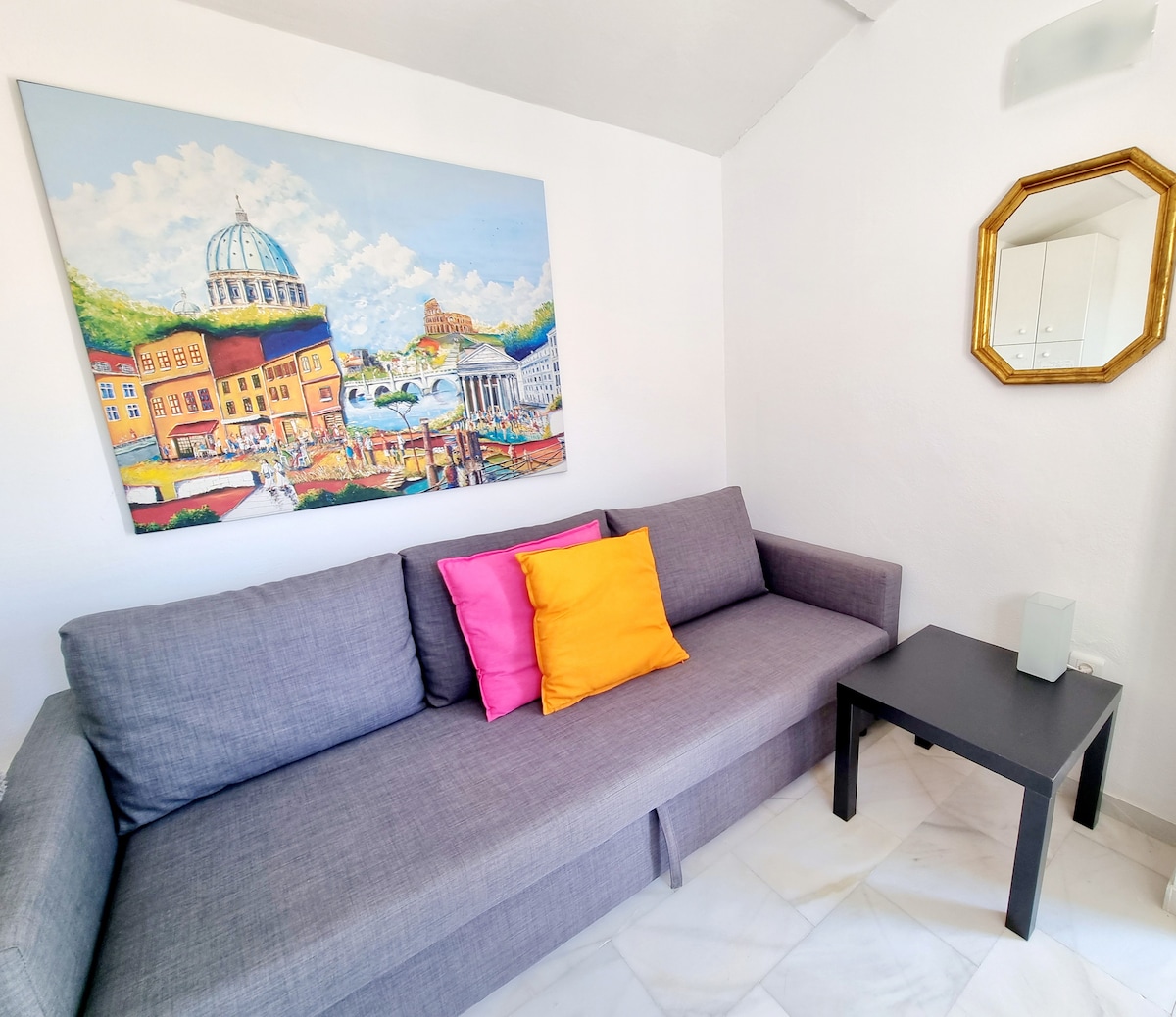 Ეს არის საძინებელი ნომერი 3 გასაშლელი დივნით. Ეს საძინებელი მდებარეობს სახურავის ტერასასთან.