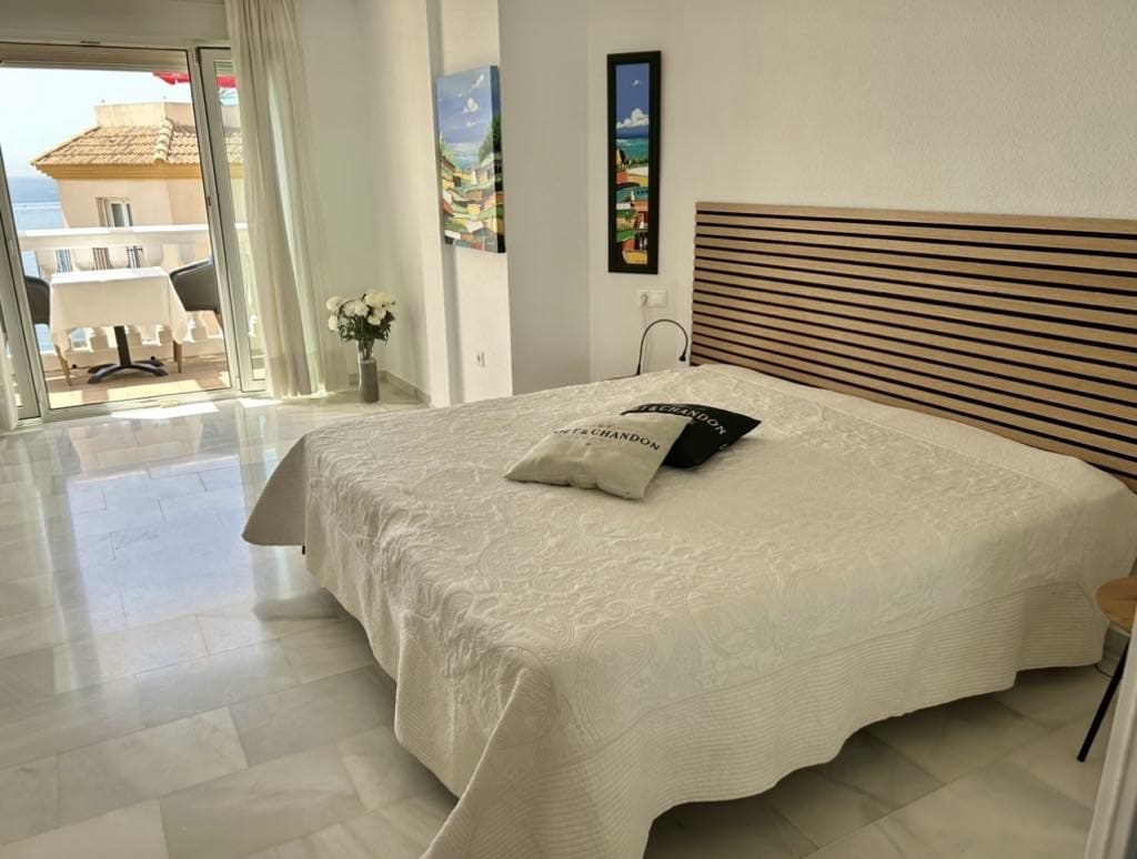 Მთავარი საძინებელი ტერასითა და სააბაზანოთი. Ყველა ოთახი კონდიცირებულია