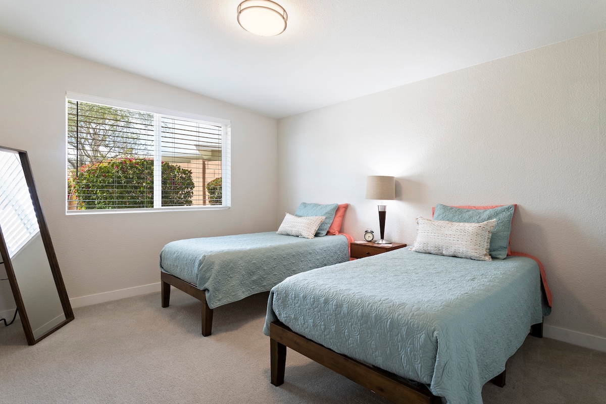 卧室3 -两张单人床。
壁橱里有额外的风扇和毯子。