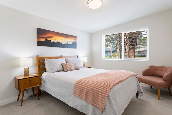 Primary Bedroom - Queen Bed