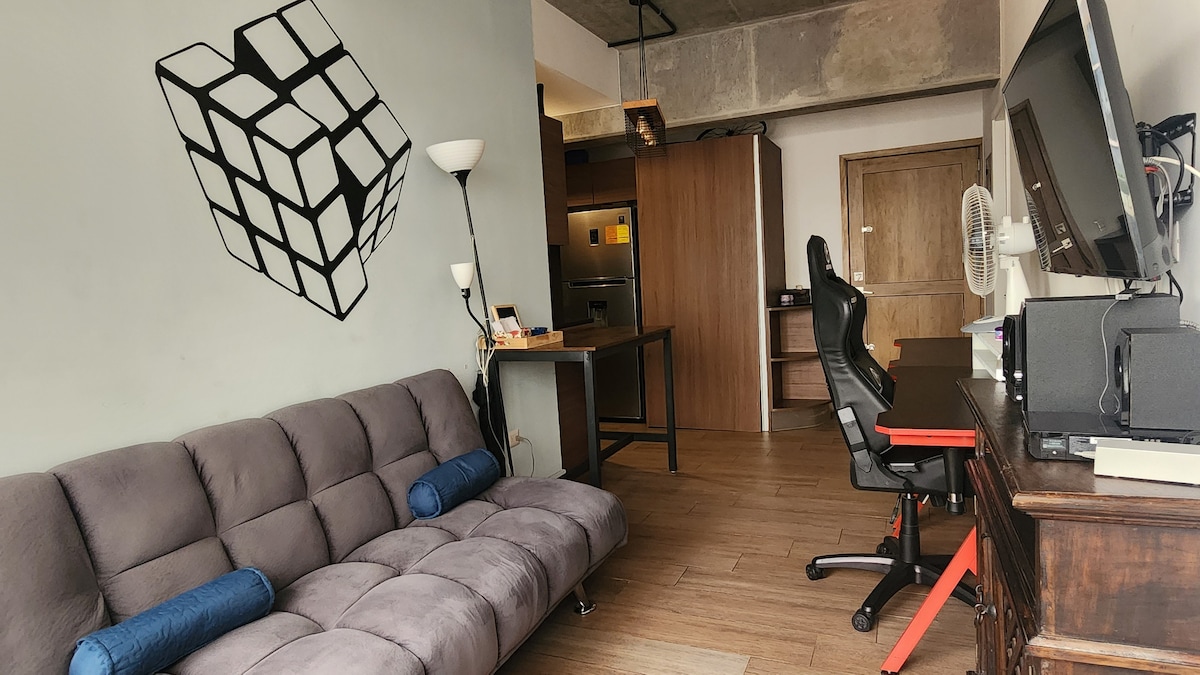 电视、音响系统和沙发床