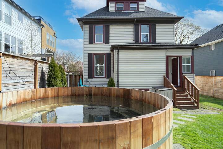 Northwest Retreat with Cedar Hot Tub gallery image 5