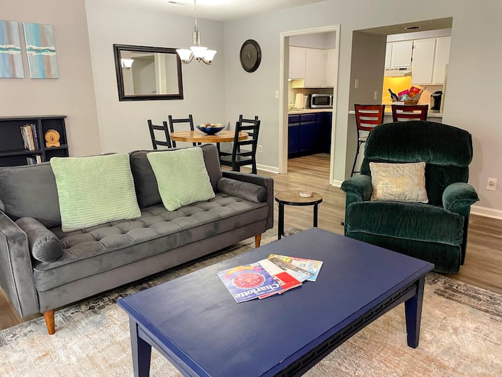 Calm & Convenient Near Uptown 2 Bed, 2 Bath - Charlotte, NC