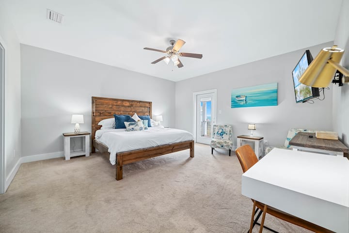 Просторен главен апартман со рустикална дрвена табла, брачен кревет (широк 150-179 см) облечен во крајбрежни перници и многу отворен простор. Вентилаторот на таванот, модерното биро и приватниот пристап до балконот со поглед на океанот го прават ова луксузно место за опуштање и полнење!
