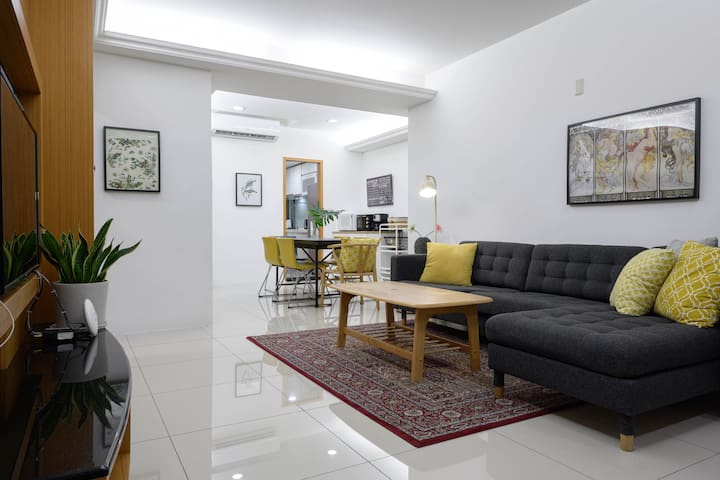 Cosy Apt in front of Park; 3 minutes to MRT