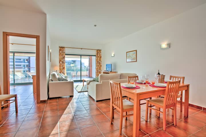 Apartamento Com Varanda Espaçosa E Com Muito Sol. - Lagos