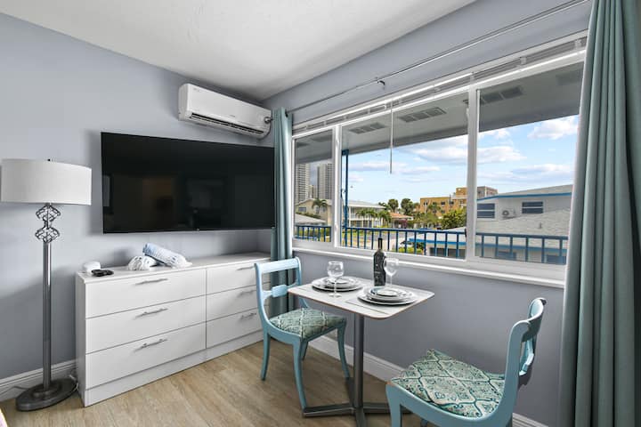 1 Block-walk To Beach | Fun In The Sun! - Riviera Beach, FL