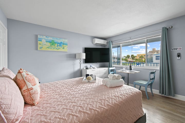 1 Block-walk To Beach | Fun In The Sun! - Riviera Beach, FL