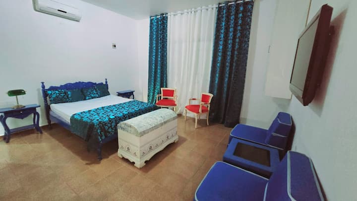 Стая в апартамент, с 1 двойно легло, два единични дивана, телевизор, Wi - Fi, климатик и баня