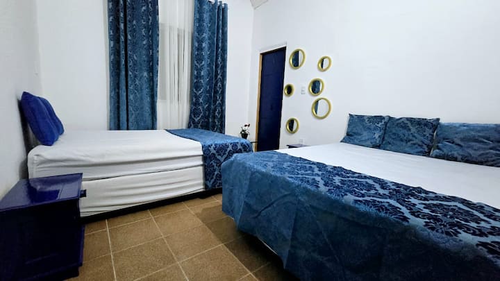 Стая с 2 двойни легла и социална баня.