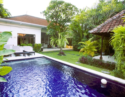 4-Bed/4 AC Pool Villa w Closeable Lounge Seminyak