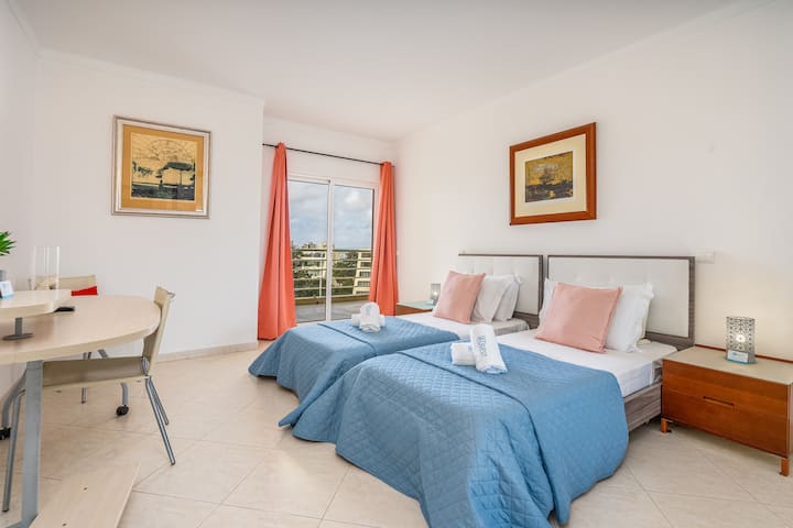 Quarto com duas camas de solteiro, televisão e acesso à varanda / Спалня с две единични легла, телевизор и достъп до балкона 