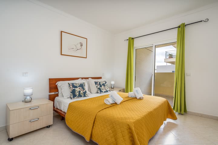 Quarto com cama de casal e acesso à varanda/ Спалня с двойно легло и достъп до балкона