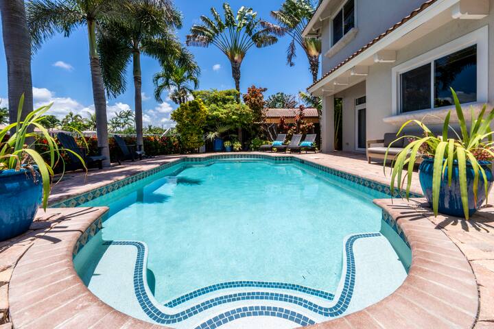 Luxe Tropical Waterfront Mansion – 6 min Beach gallery image 4