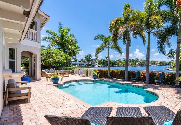 Luxe Tropical Waterfront Mansion – 6 min Beach