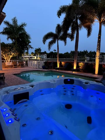 Luxe Tropical Waterfront Mansion – 6 min Beach gallery image 2