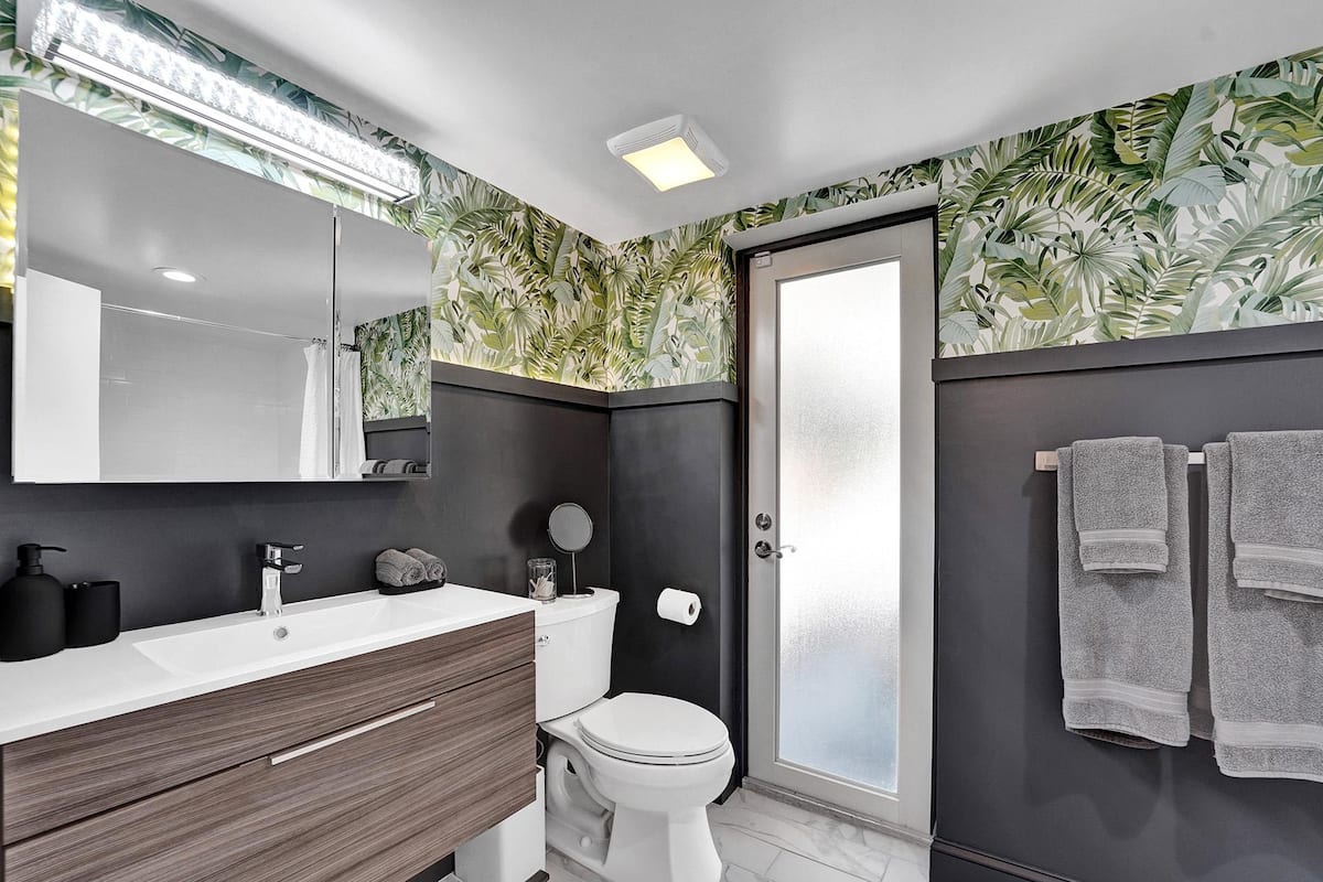 Stylish Pet Friendly Home with Private Pool Oasis — photo 25