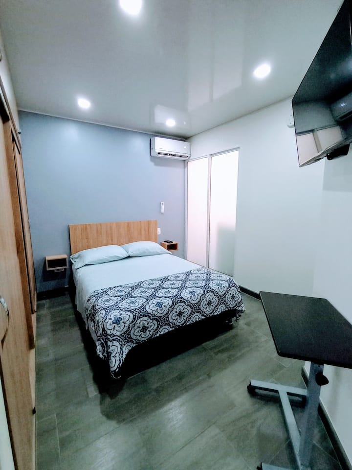 Chumba kikuu chenye bafu, kabati lenye nafasi kubwa sana, kiyoyozi, televisheni mahiri na kigunduzi cha kaboni monoksidi kinachoweza kuhamishwa. 