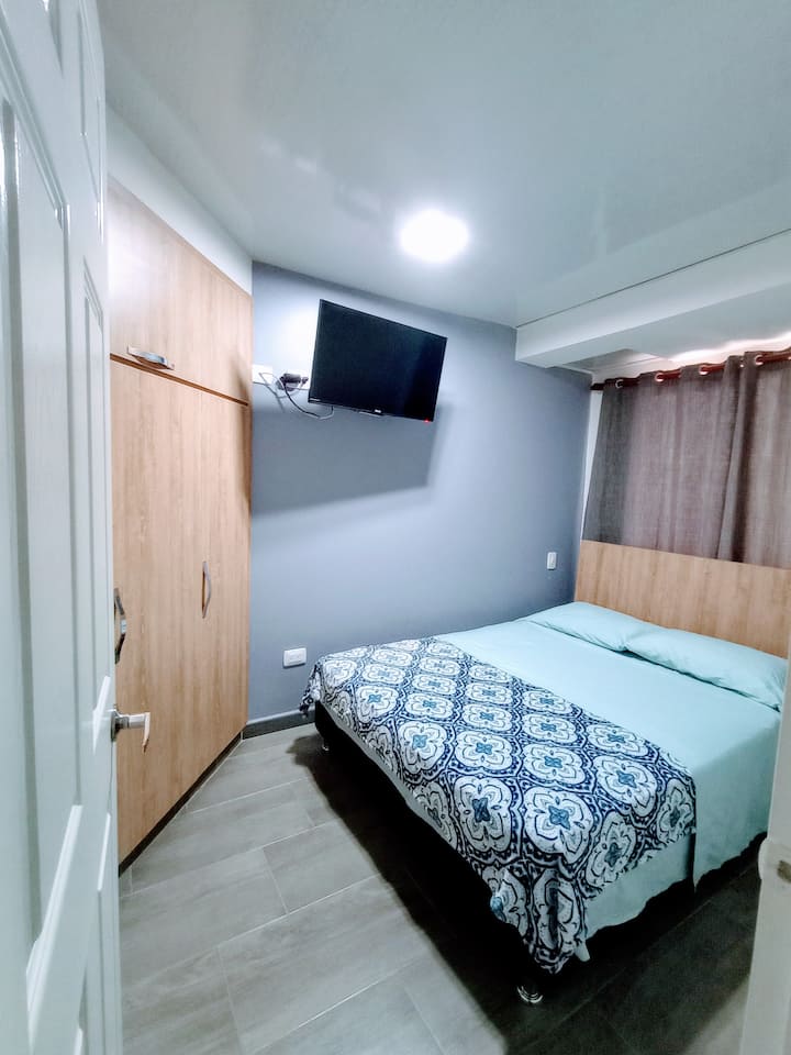 Chumba cha pili kilicho na kiyoyozi, dirisha la barabara, televisheni mahiri, kabati kubwa na televisheni. Bafu la chumba hiki liko nje ya chumba. 