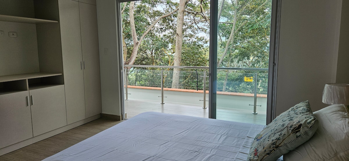 غرفة نوم ثانية مع مكيف هواء 