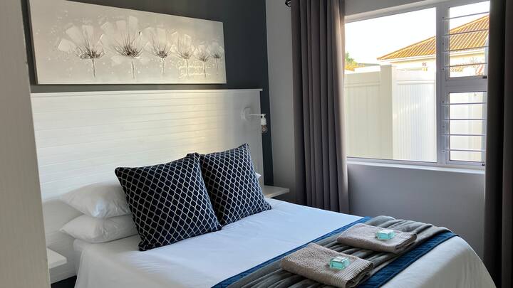 התעוררות: התחדשה בחדר השינה שלנו עם מיטה זוגית שטופת שמש, שנועדה להאיר את הבקרים שלכם באנרגיה מחודשת. 