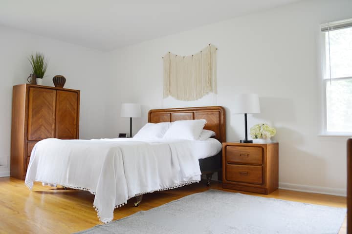 Krevet na kat zamijenio je komodu na fotografiji. 1 bračni krevet (širine 150-179 cm), 2 odvojena kreveta (krevet na kat), 1 paket i igra za djecu