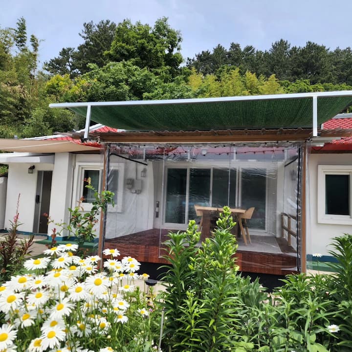 *민박 어항*
 모든 방에서 바다가 보이는  편안하고 아늑한 시골집을 당신에게  드립니다. - 장평동