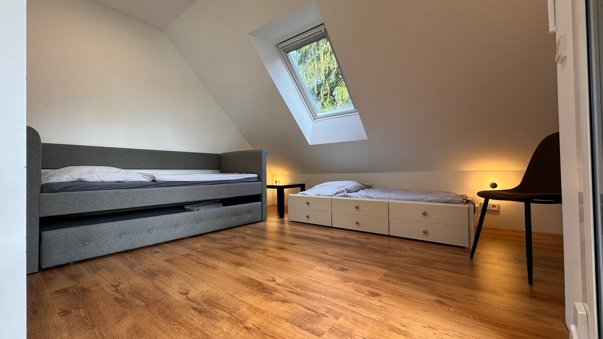 2 Betten auf der linken Seite mit je 1m x 2m und ein Bett auf der rechten Seite mit 1m x 2m. 