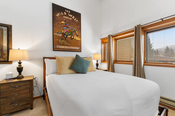 חדר שינה למעלה עם מיטת קווין סייז, מיטת יום זוגית וטלוויזיה מותקנת. 