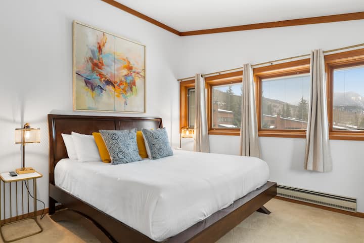 חדר שינה ראשי למעלה עם טלוויזיה, פינת ישיבה וחדר רחצה צמוד. 