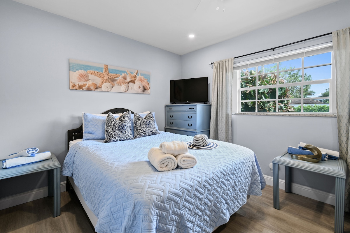 Душек на горниот дел од брачната перница со удобни бели чаршафи и паметен телевизор за ваше задоволство при гледањето. Има доволно простор во плакарот и фиоките за да се отпакувате и да се чувствувате како дома. Обезбедени се бели крпи за бањање и сино-бели крпи за плажа. 