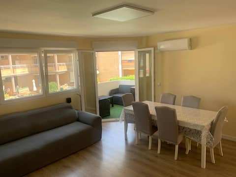 Anuncio de Airbnb popular: A frontline apartment en Canet D'en Berenguer